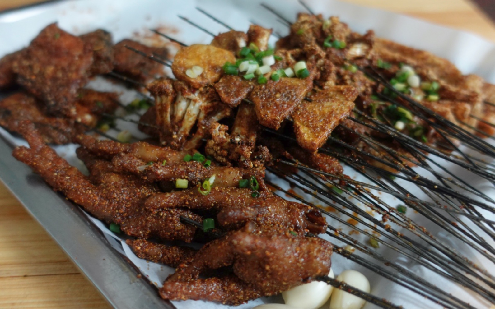 武汉吃爆辣烧烤,价格便宜位置太叼,新鲜烤牛油没吃成,就吃这几样解