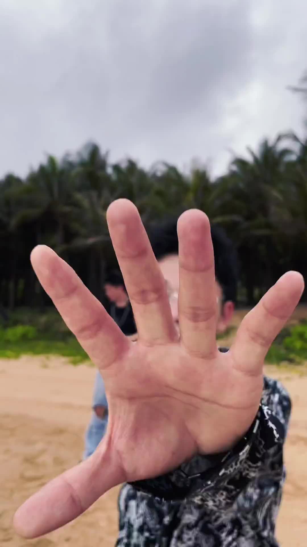 下雨也阻挡不了去海边跳舞的步伐小阳同学