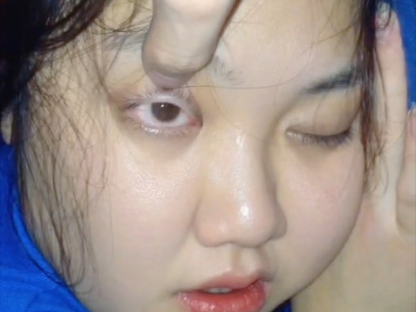 平时警觉特别高,小妹喝多了给她做个实验,熟睡时感知降低,翻眼皮时