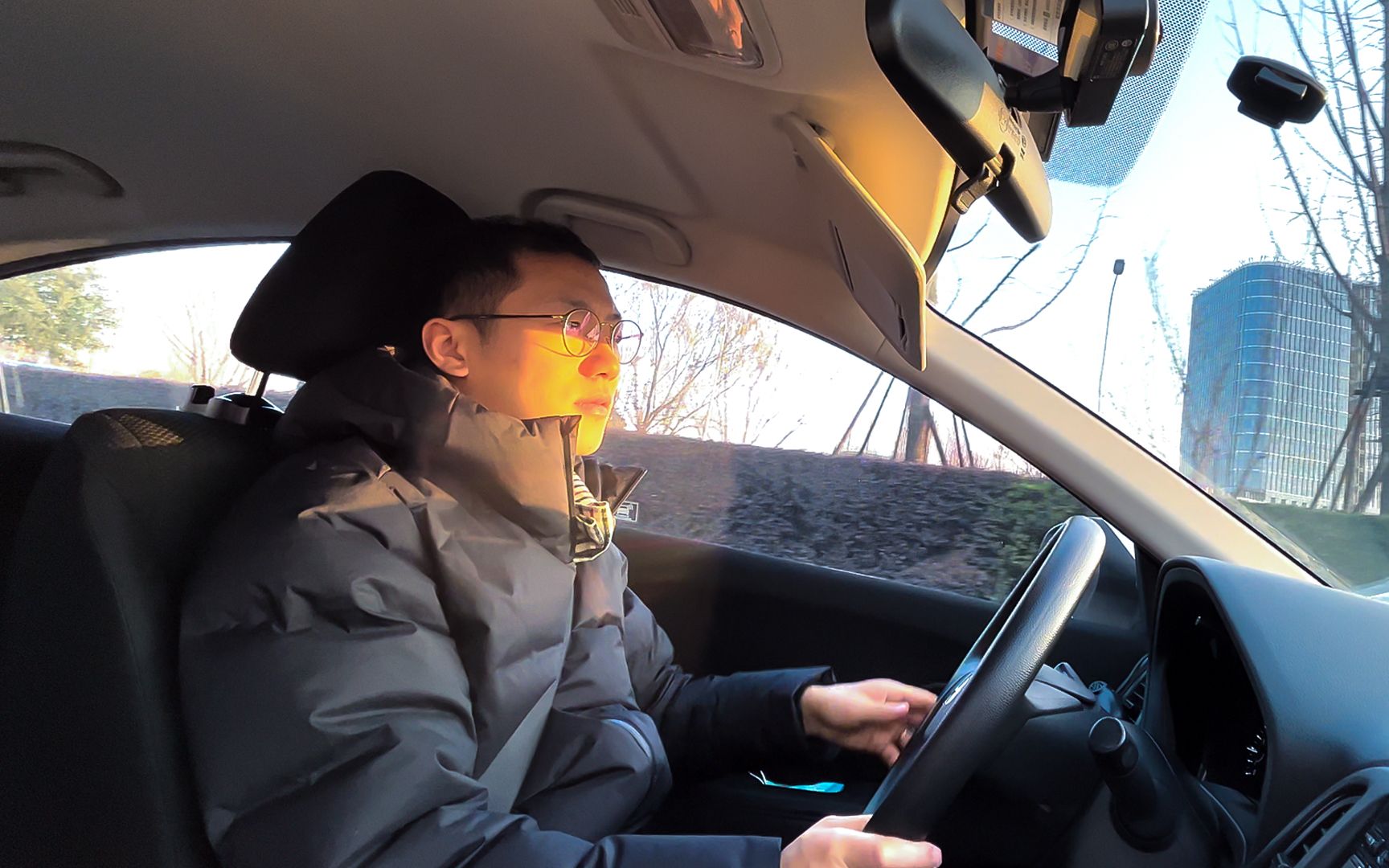 小伙开车10公里吃早饭,打工人的一天开始了!