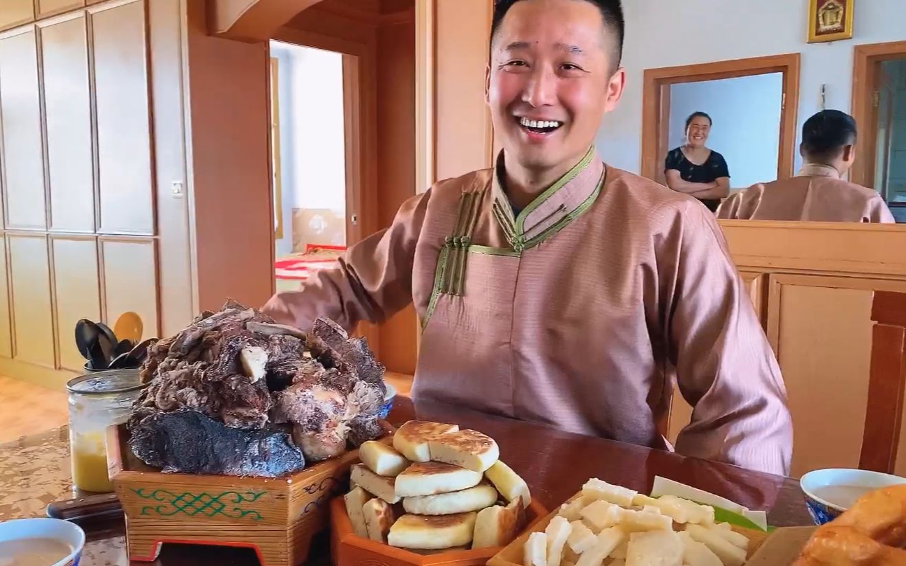 内蒙人吃肉有讲究蒙古族小伙待客手把肉少不了60度草原白安排上