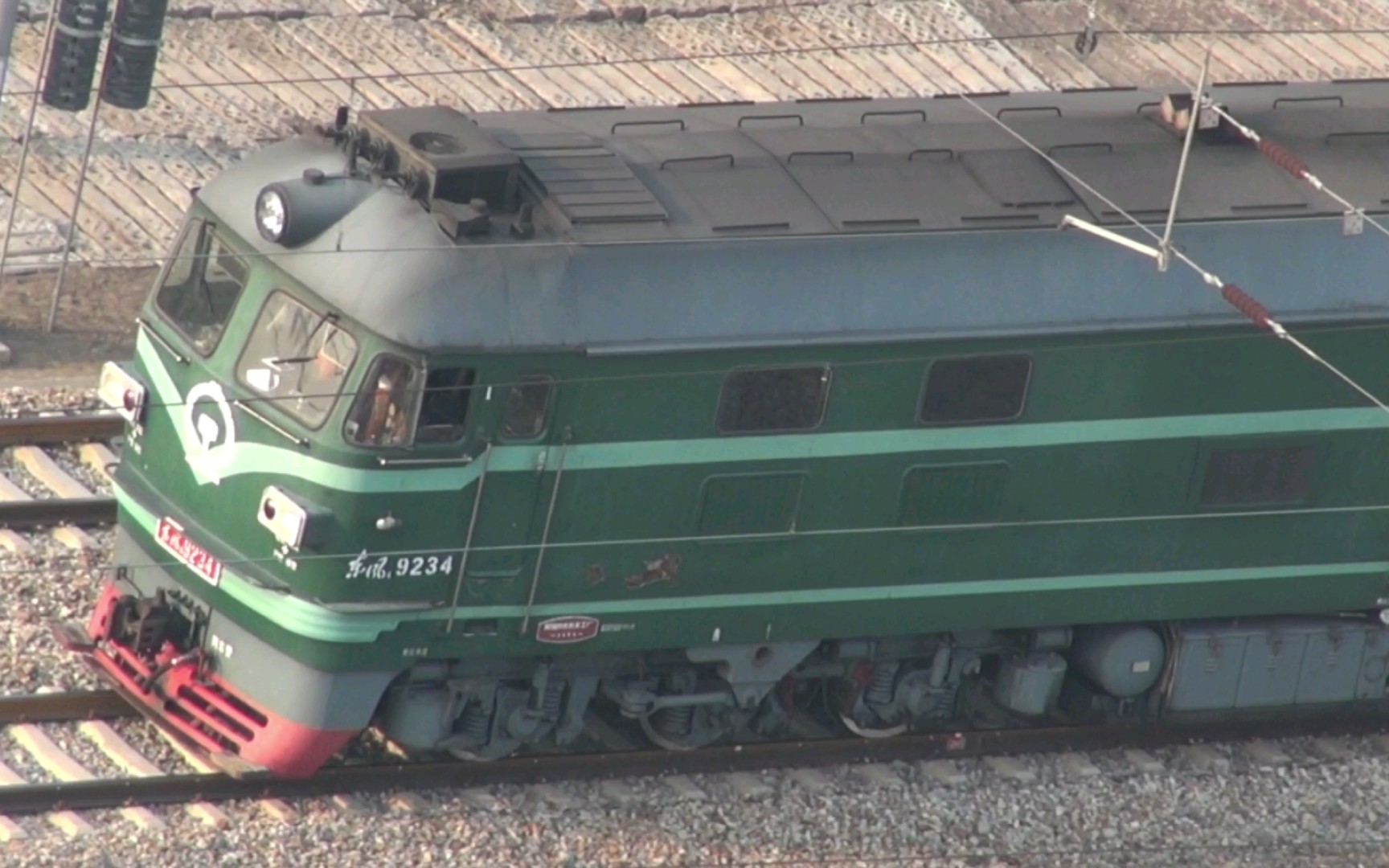 【铁路】单机内燃机车df4b穿越上行线去下行线