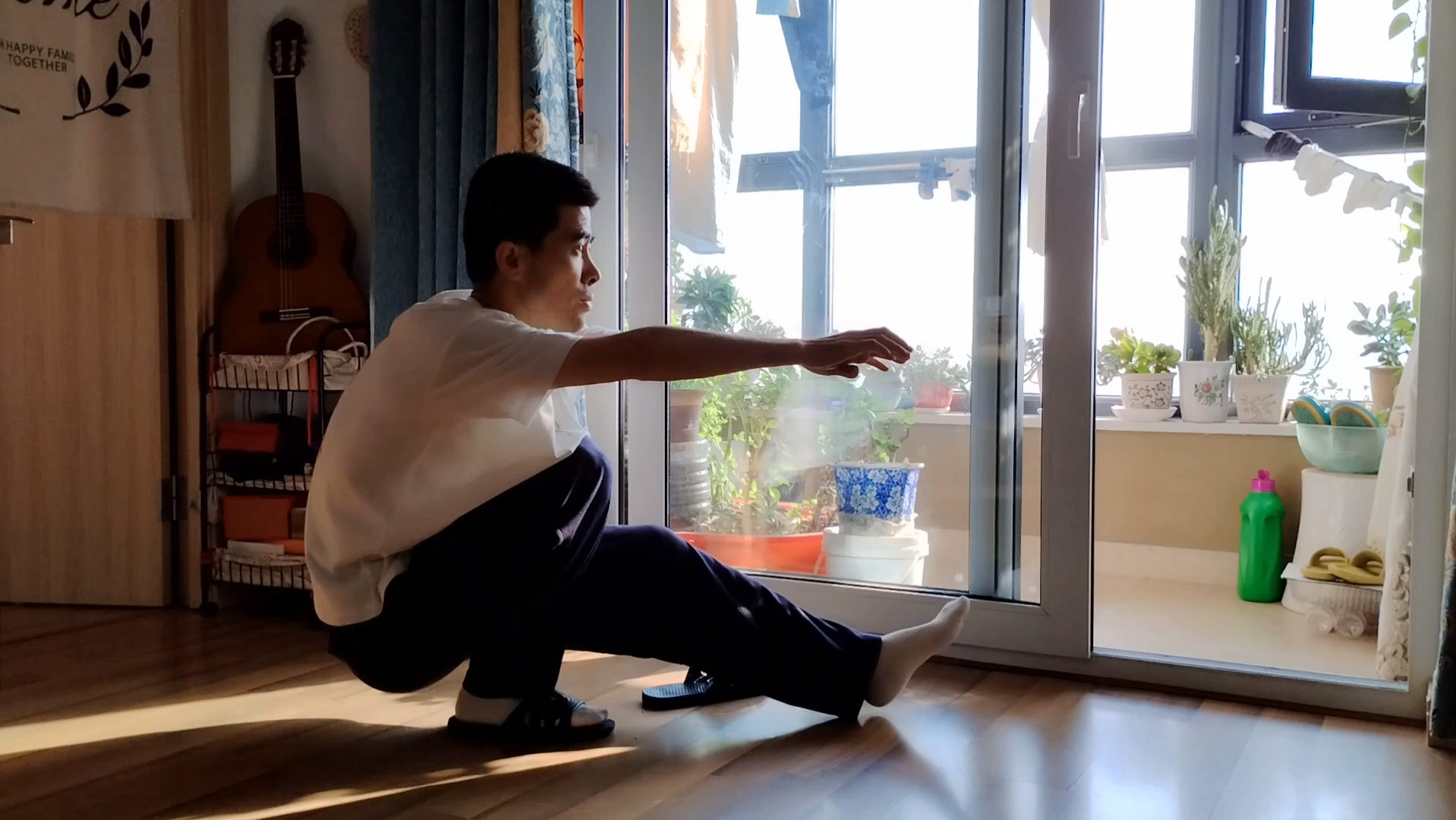 今日练核心,悬垂举腿,健腹轮,日常练腿,叶问蹲,期待一键三连😊