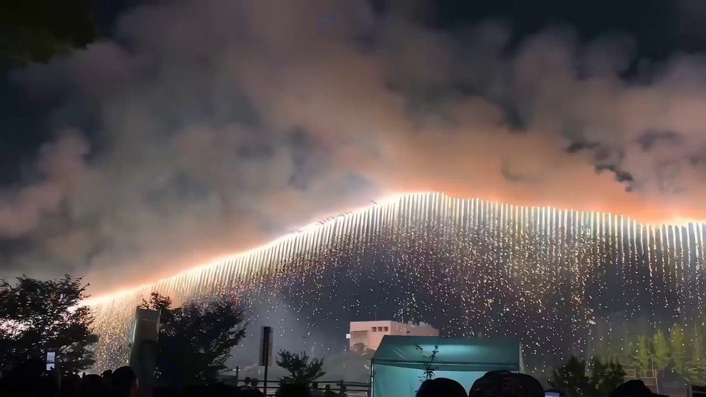 被人艾特看瀑布烟花 真的是一件超级浪漫又幸福的事