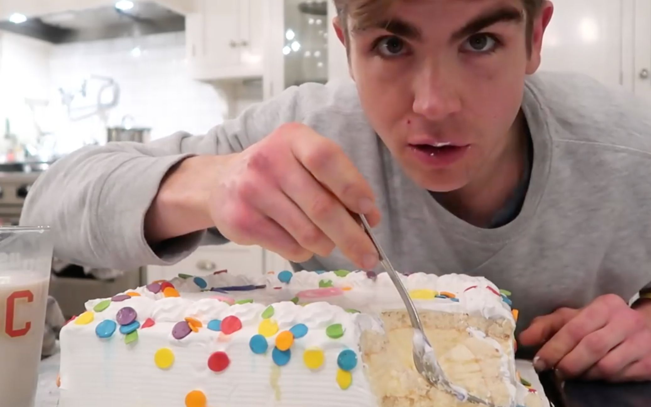 【magicmickey】吃完整个2kg蛋糕 帅哥 吃货 吃播 甜品 甜食 美食