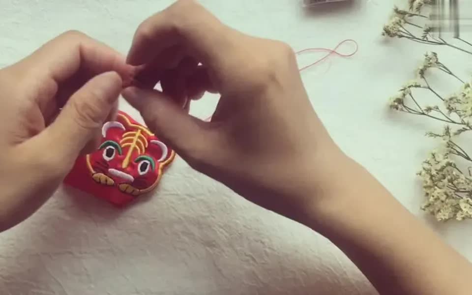可以放宝宝胎毛的老虎头绣片香包项链绳制作教程手工布艺编绳