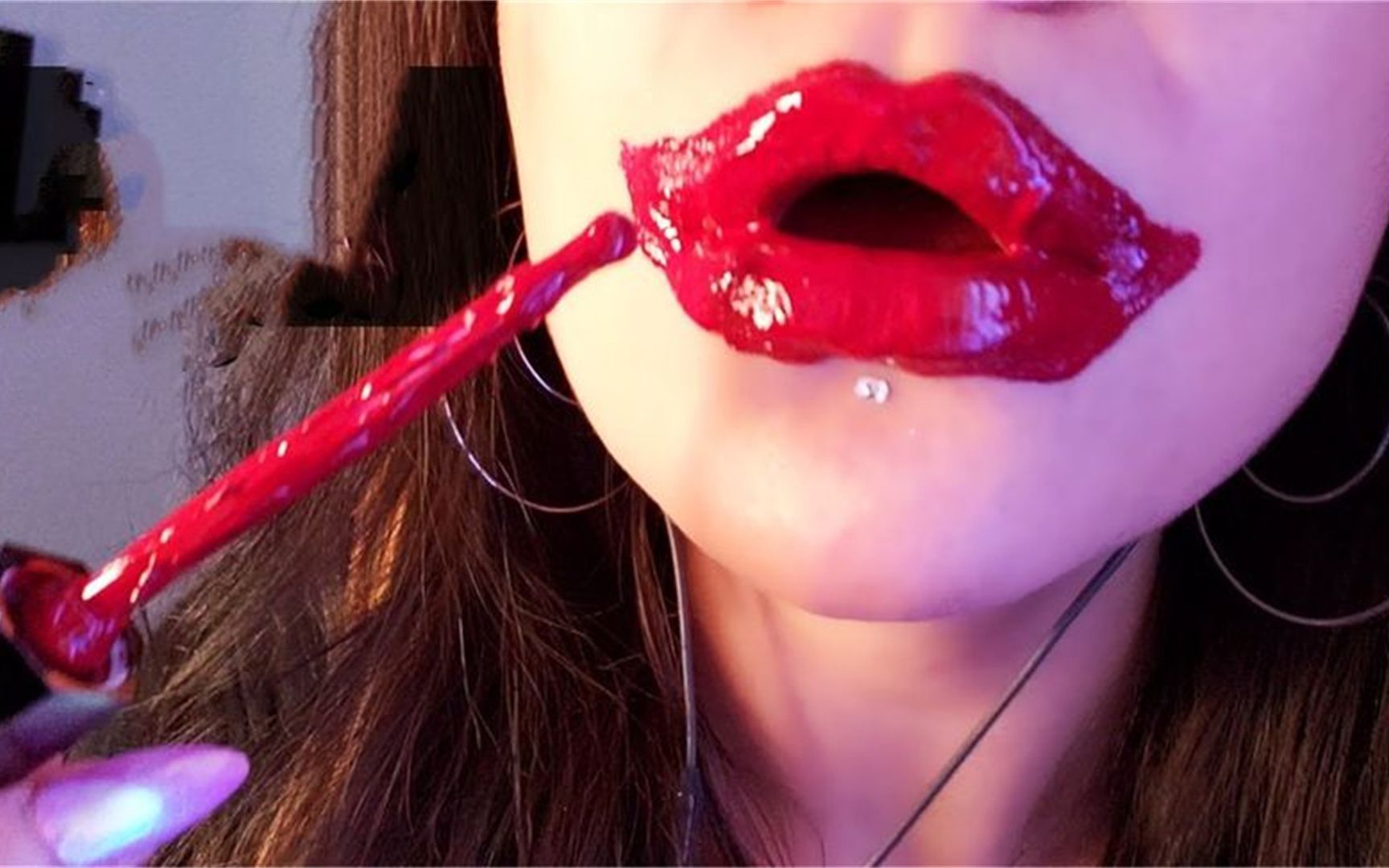 美女在嘴上涂满200层口红,嘴唇秒变香肠嘴,结果太尴尬!