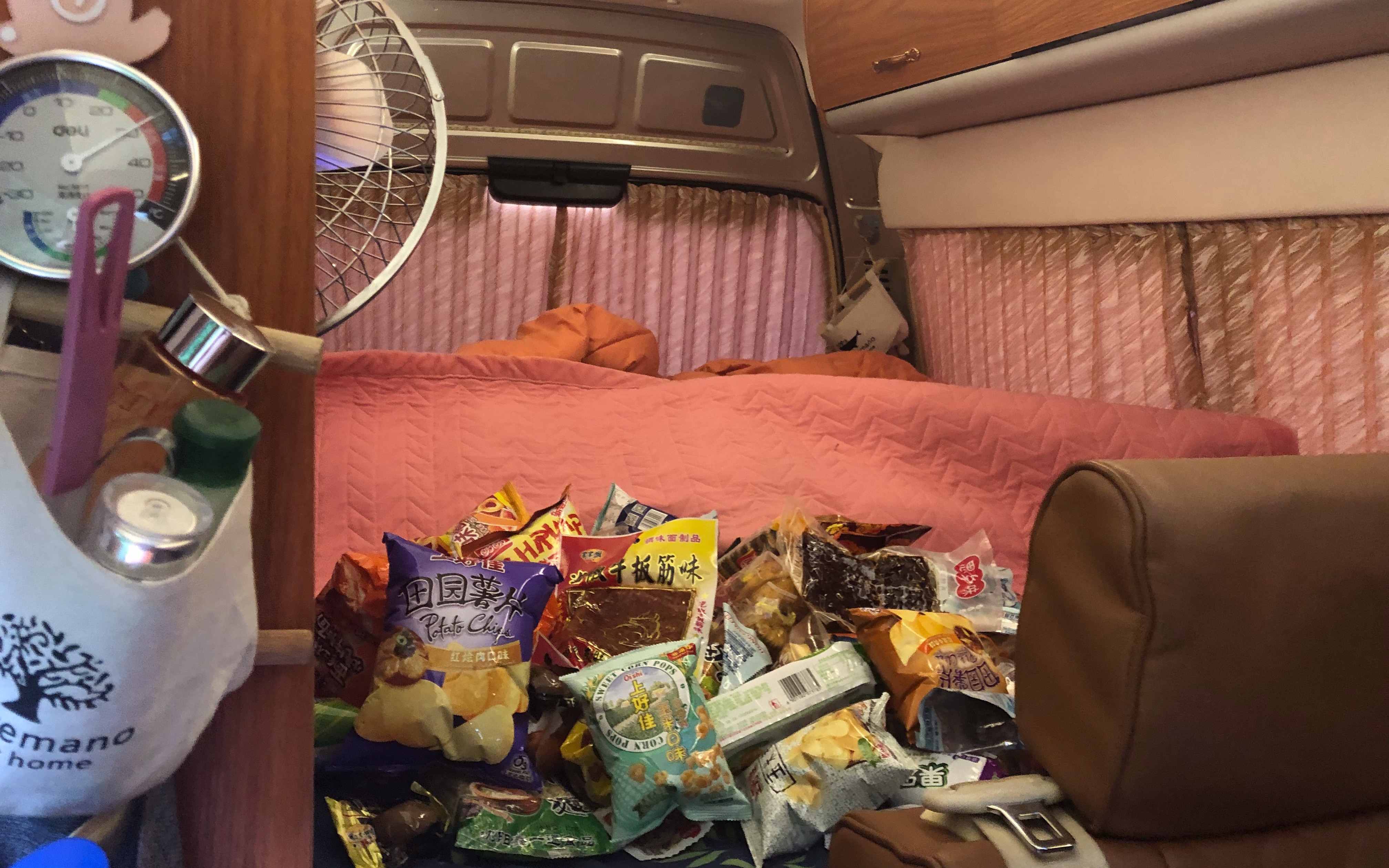 外面下雨,小伙躲在房车里哪也不去,床上铺满零食!