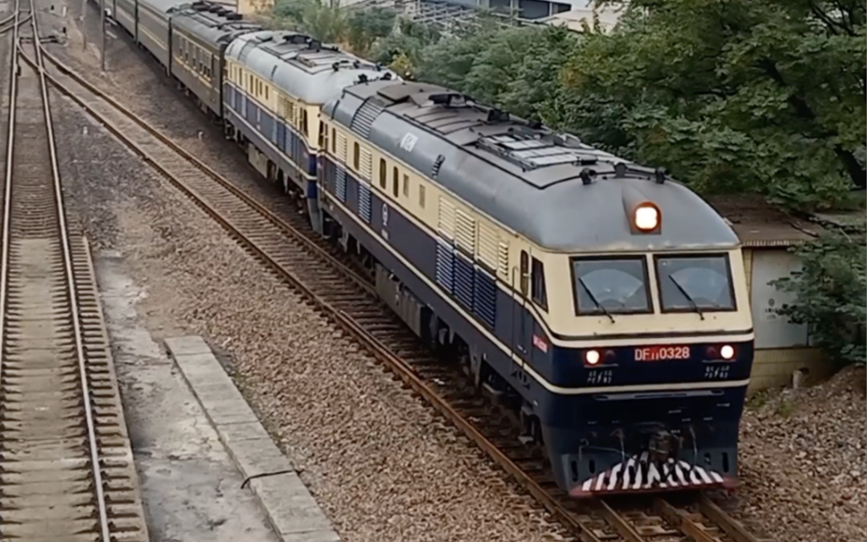 t151小末班,双机df11牵引