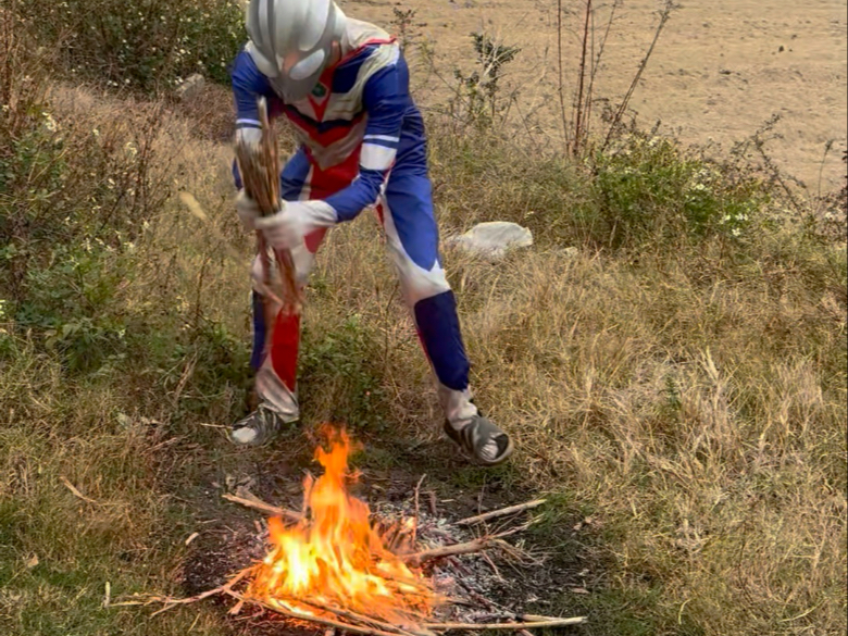 万万没想到#奥特曼烤火#迷惑行为