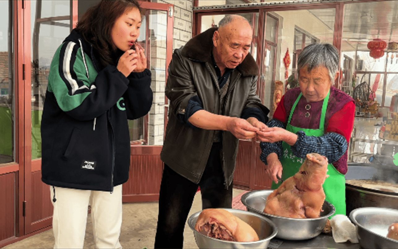 农家院里大铁锅烀猪头,刚出锅烫嘴吃真香,晚饭大饼子咸菜真馋人哔哩哔哩bilibili