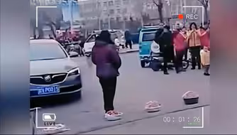 大妈马路占道强卖草莓，别车这一脚油门太解气了