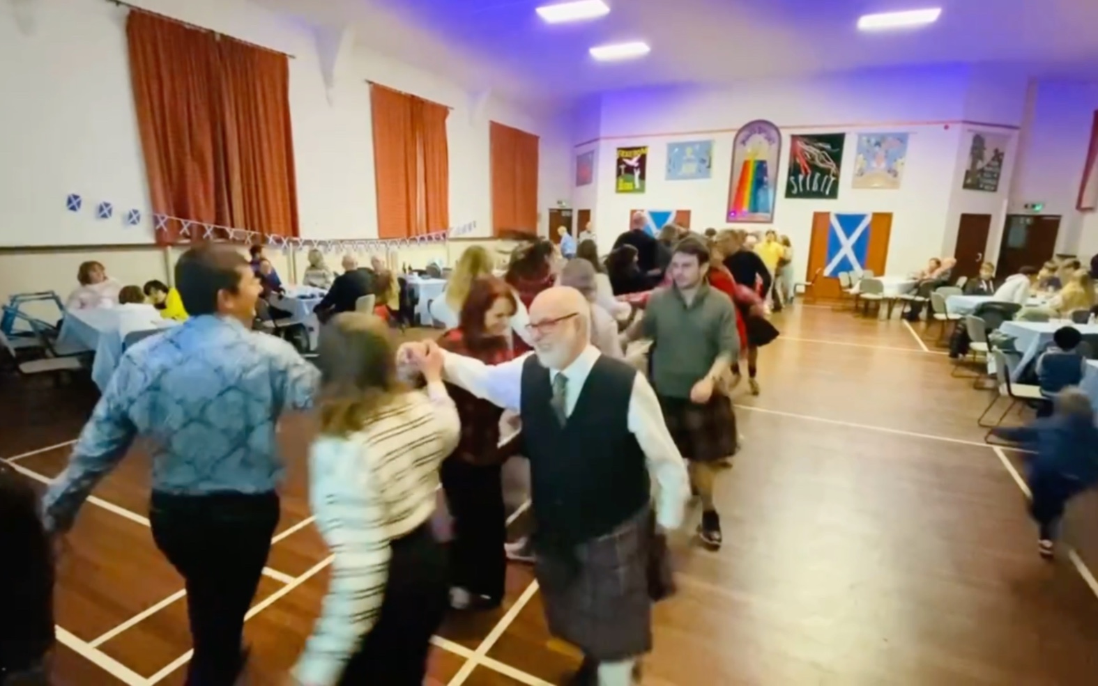 苏格兰ceilidh dance,穿着格子裙跳舞