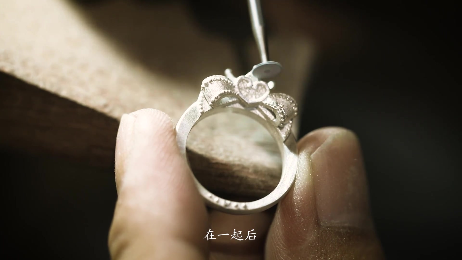 珠宝工匠用一个故事手工制作美少女戒指