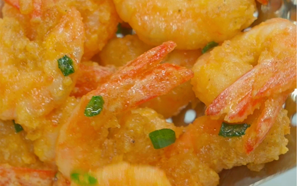 家里来客一定要做这道咸蛋黄焗虾仁,保证还没上桌就被抢光了.