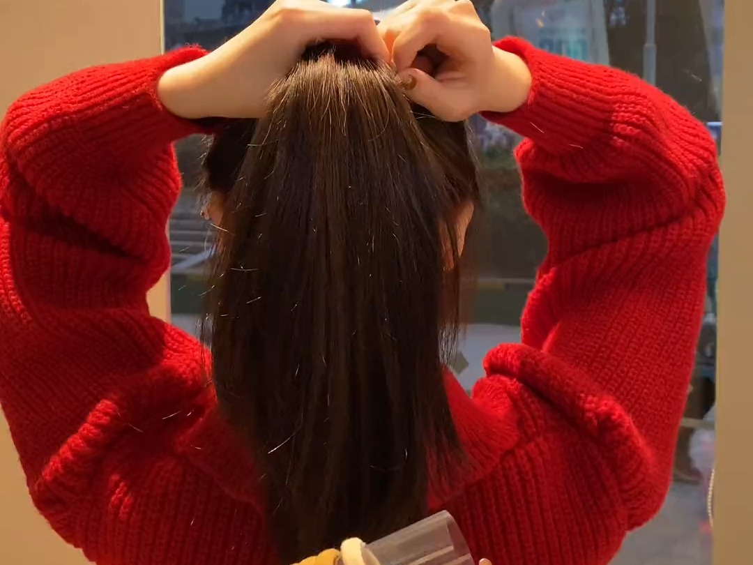 如何用一根皮筋扎出立体有型的高马尾?