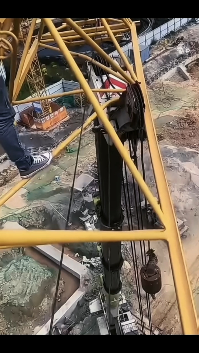 塔吊大臂被吊车顶弯了