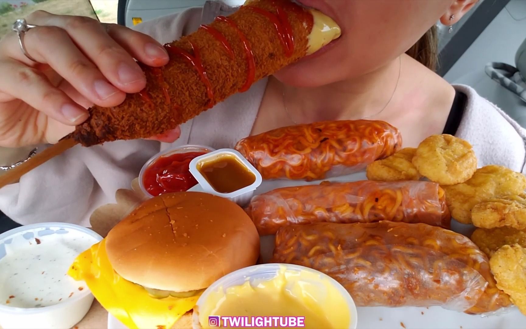 【咀嚼剪辑】twilight 麦当劳吉士汉堡&鸡块 芝士拉丝热狗棒 春卷火鸡