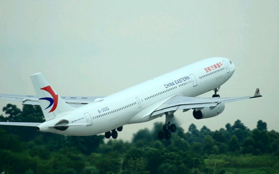 东方航空空客333客机双流机场向南起飞,(附塔台对话)_哔哩哔哩_bili