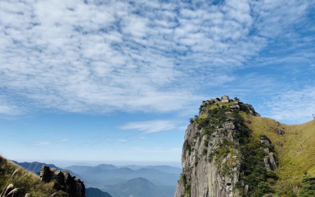 【渔家傲】范仲淹塞下秋来风景异,衡阳雁去无留意.四面边声连角起,千嶂里,长烟落日孤城闭.浊酒一杯家万里,燕然未勒归无计.羌管悠悠霜满地....