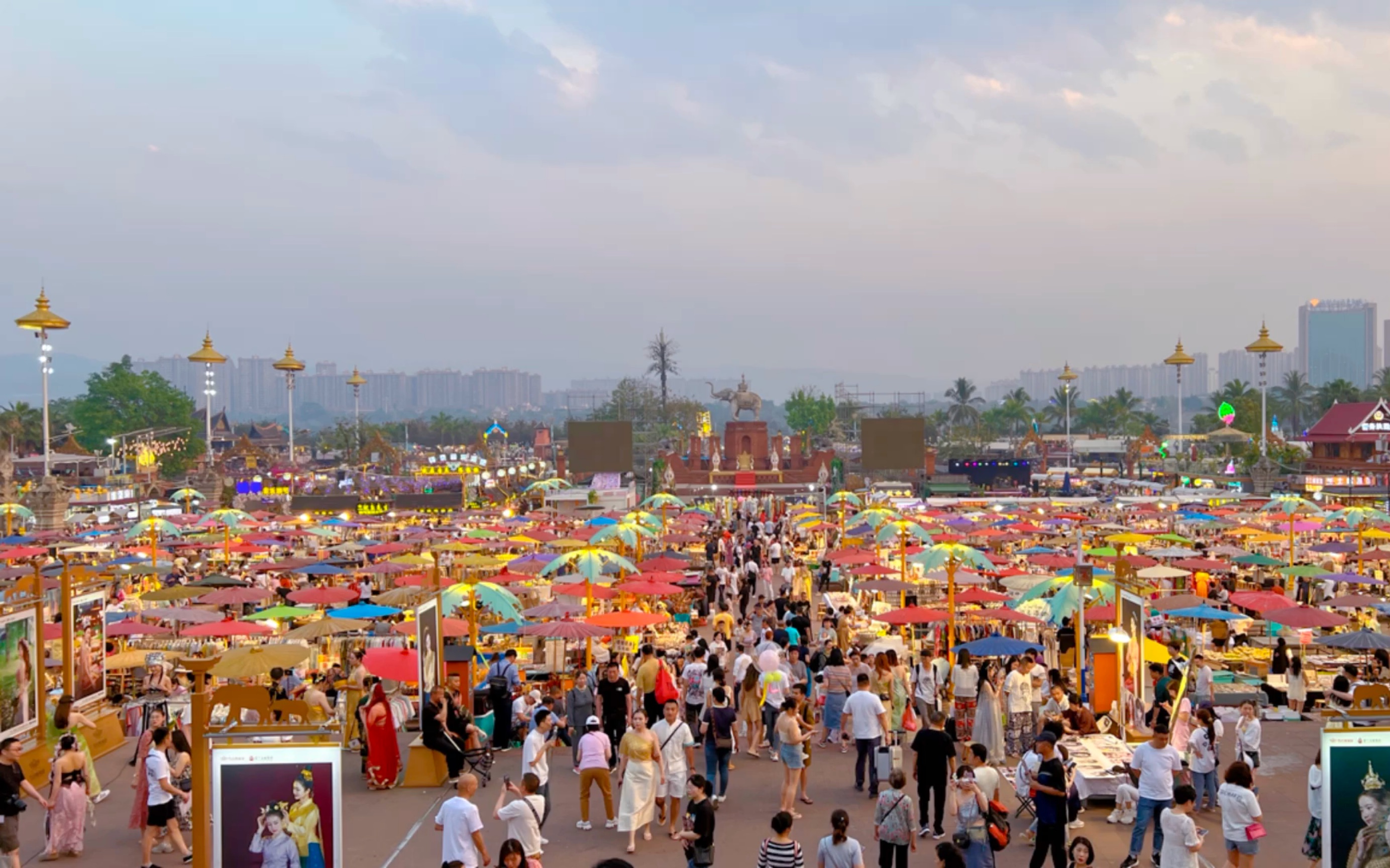 亚洲最大星光夜市告庄夜市,这里也是来西双版纳必打卡的景点之一.