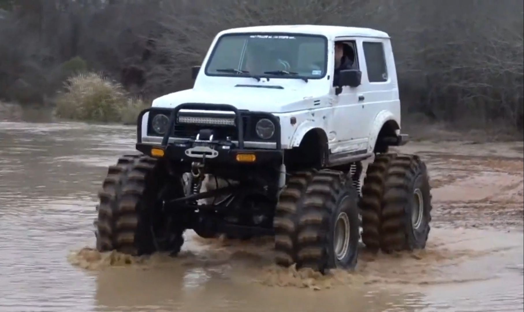 [图]Mud Madness Big Jeep Monster Trucks Take on the Swamp Challenge!