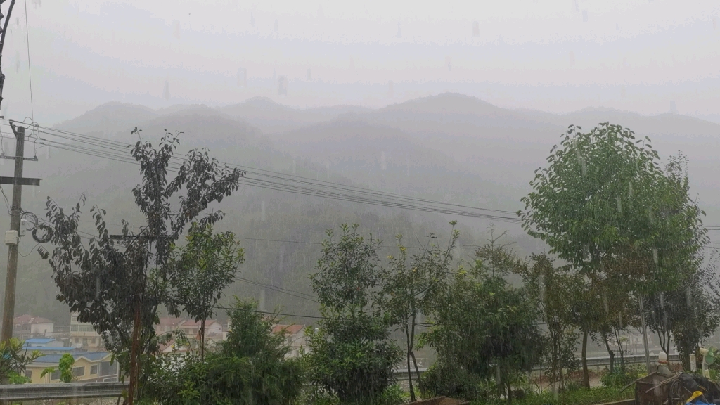 [图]秋天里的大雨下的稀里哗啦