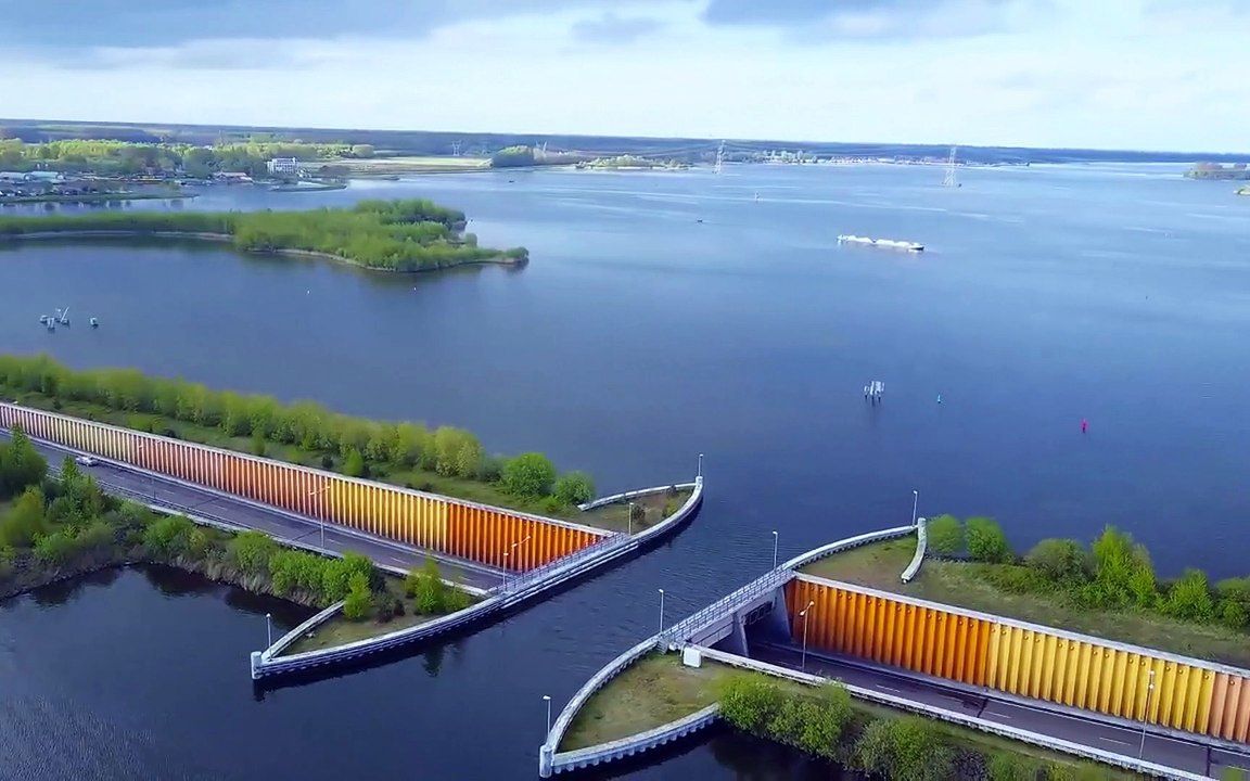 荷兰人为何在河下修公路,船在桥上走车在下面过,看完涨知识了