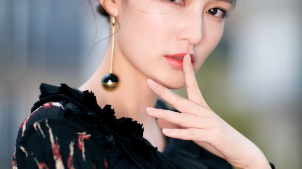 李沁的耳环好夸张啊