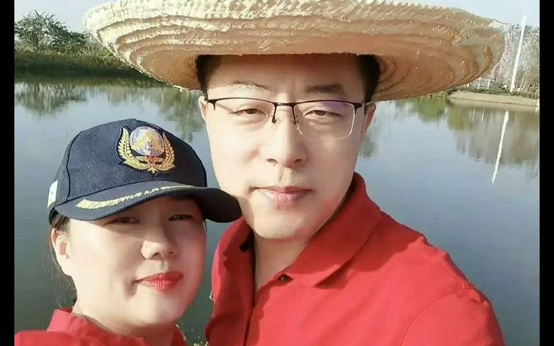 50岁赵立坚罕见秀恩爱,穿中国红尽显干部风,外交夫人一脸旺夫