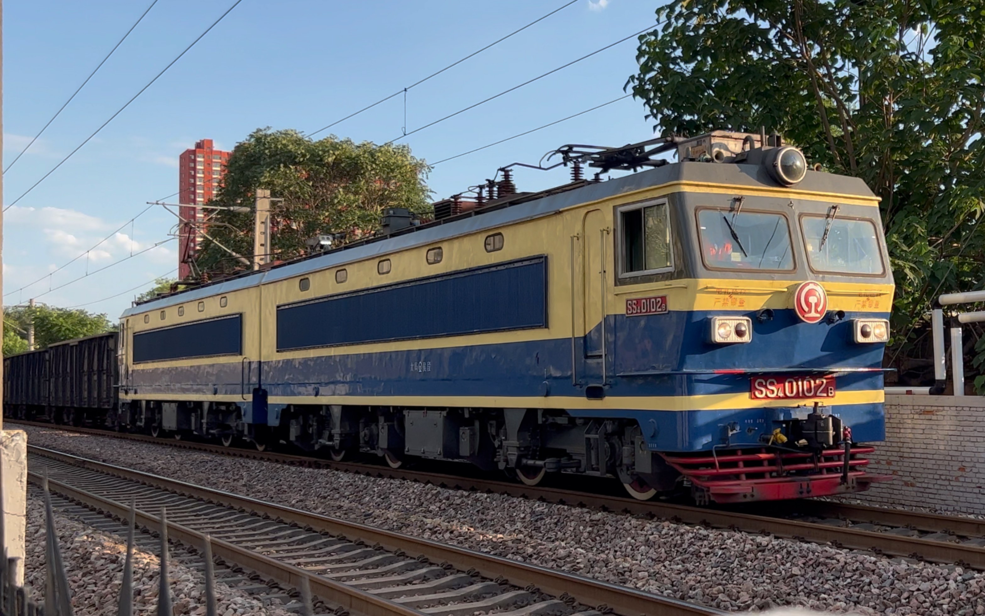 【宝鸡蓝】ss4-0102牵引空车慢速通过.