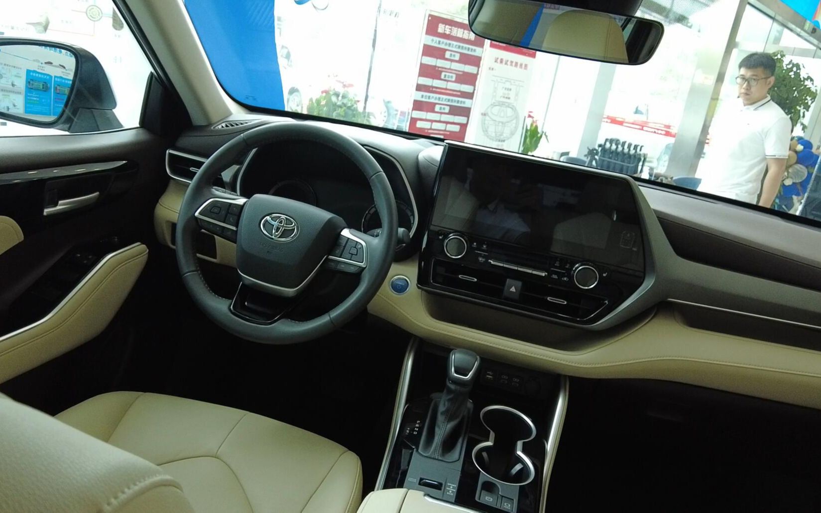 终于摆脱了丰田的廉价感,全新第四代汉兰达内饰空间体验