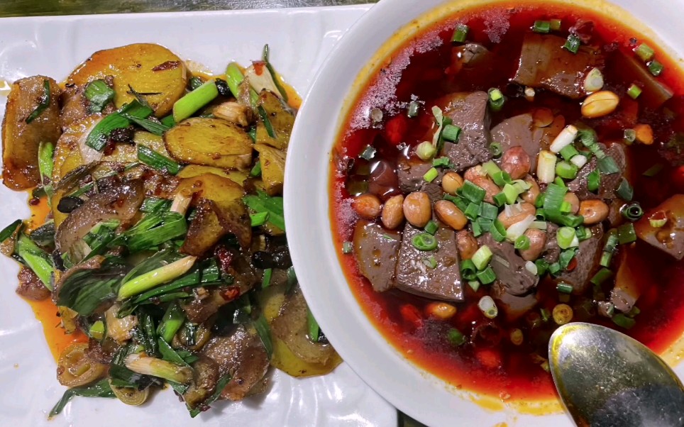 请朋友吃饭,一份麻辣鸭血和土豆回锅肉,配上汤,真香!