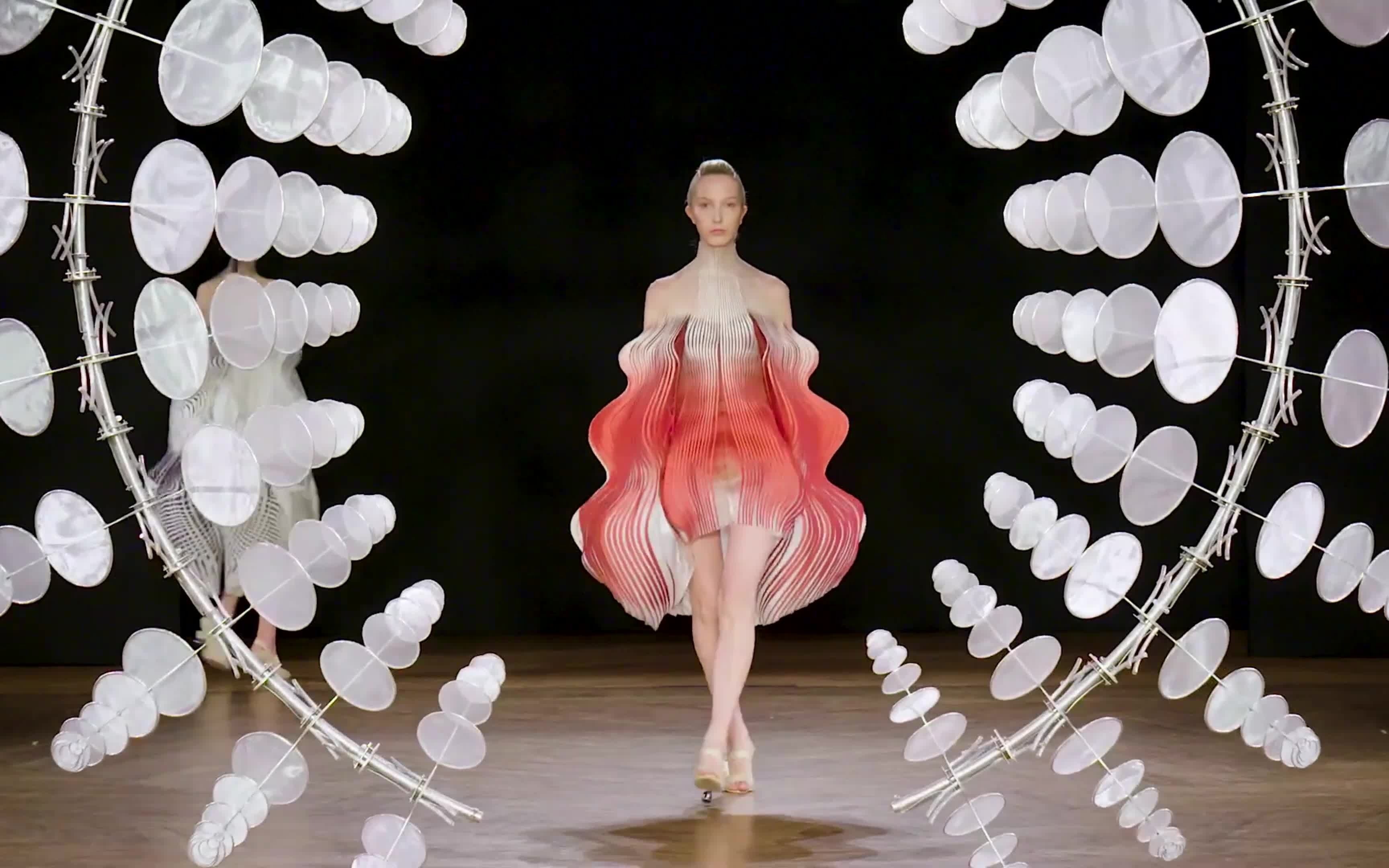 [图]【Iris Van Herpen】会舞动的3D打印仙裙：艺术与科学，人造与有机的完美融合