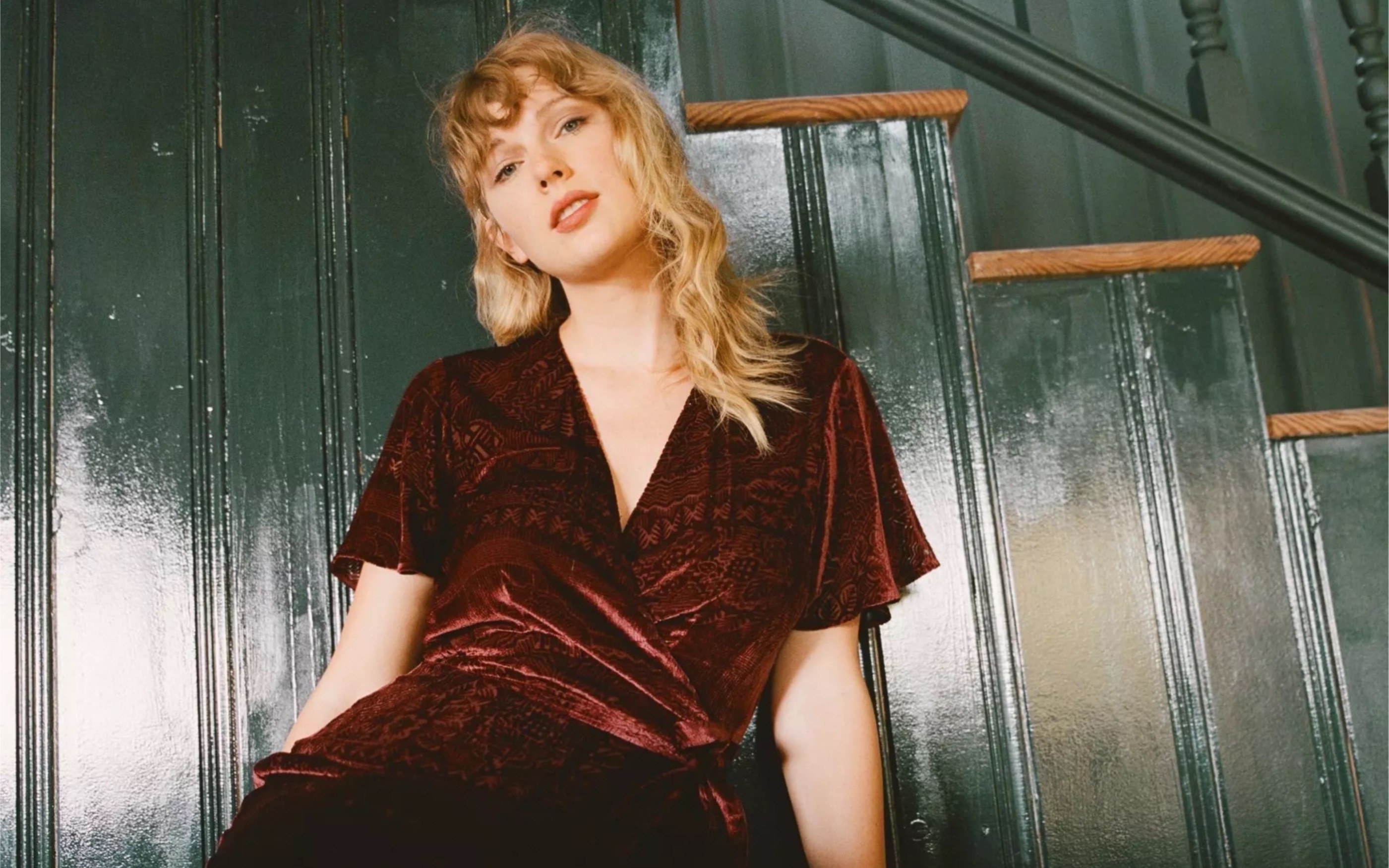 在公园体会霉霉专辑folklore中invisiblestring的唯美意境