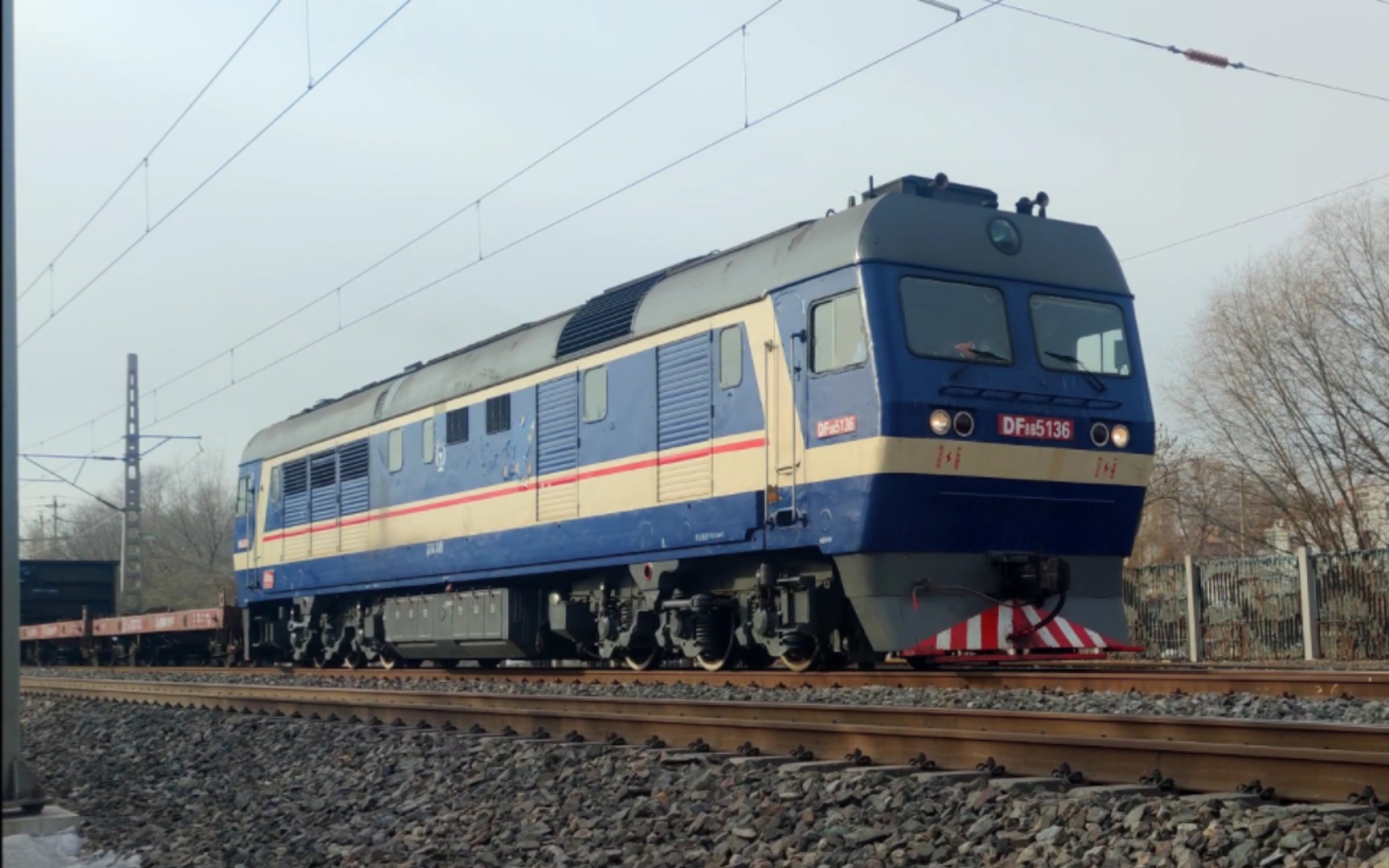 【铁路】拍车日常·京局丰段df8b5136牵引混编货列慢速接近长辛店站