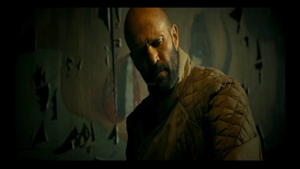 杰森·斯坦森和杰瑞米·艾恩斯的新动作枪战电影片段