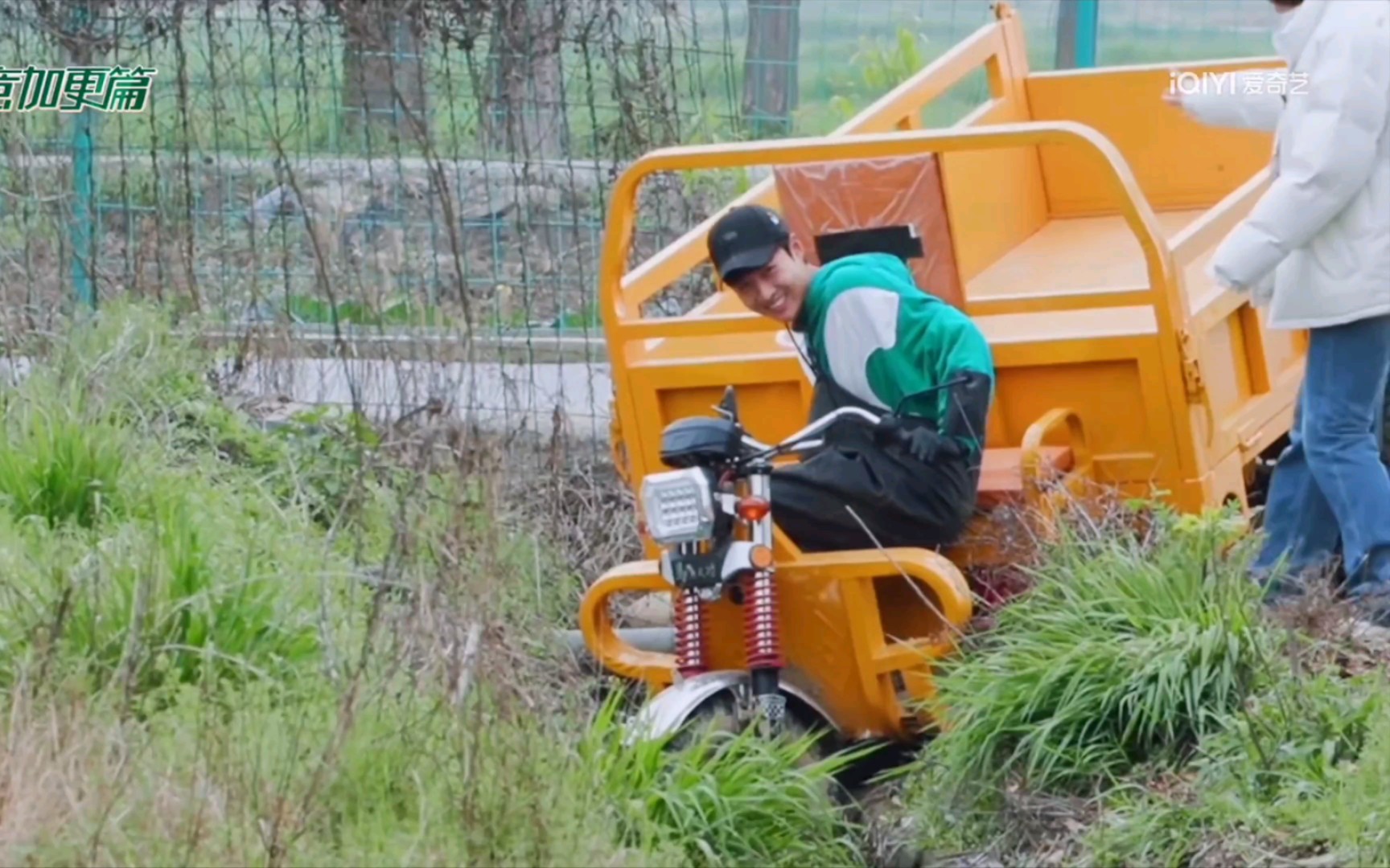 李昊快来 有人陪你了,原来甜妹都会开沟里啊 这三轮车老遭罪了