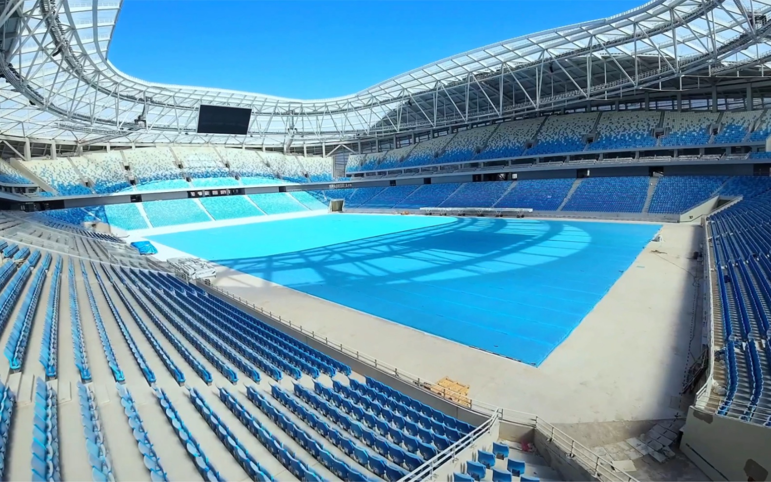 青岛青春足球场,穿越机抢先看.