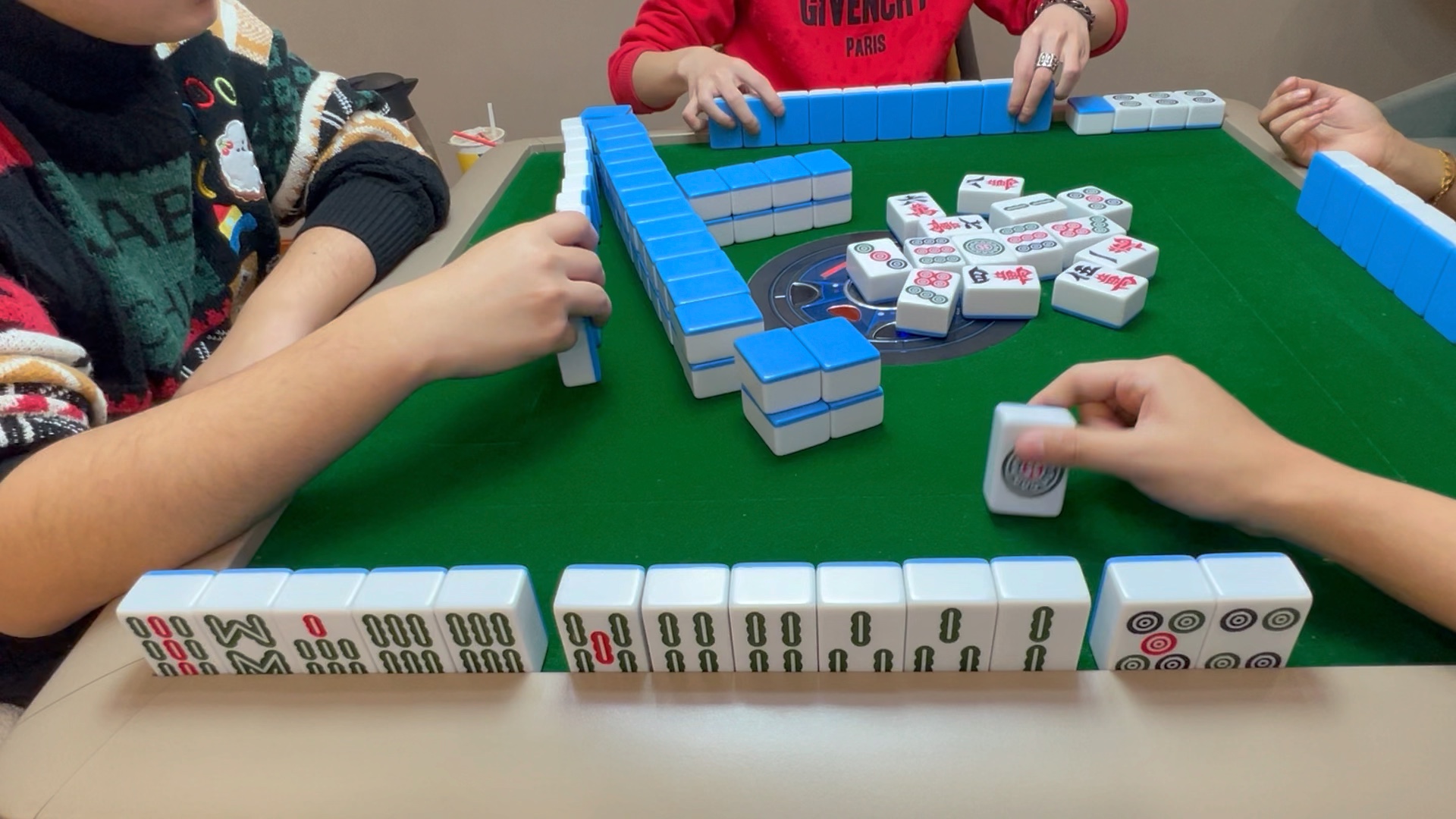 四川麻将换三张:没有一家缺条!三家都在做清一色!