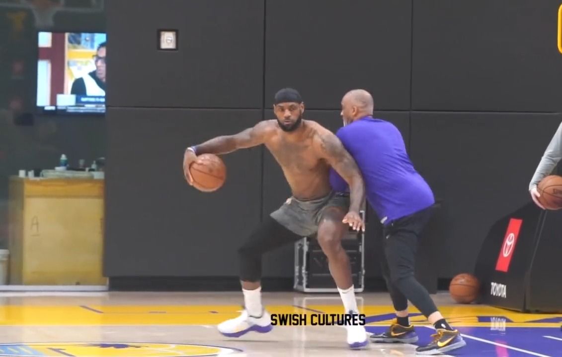 被詹姆斯背身怼一下是什么感觉?