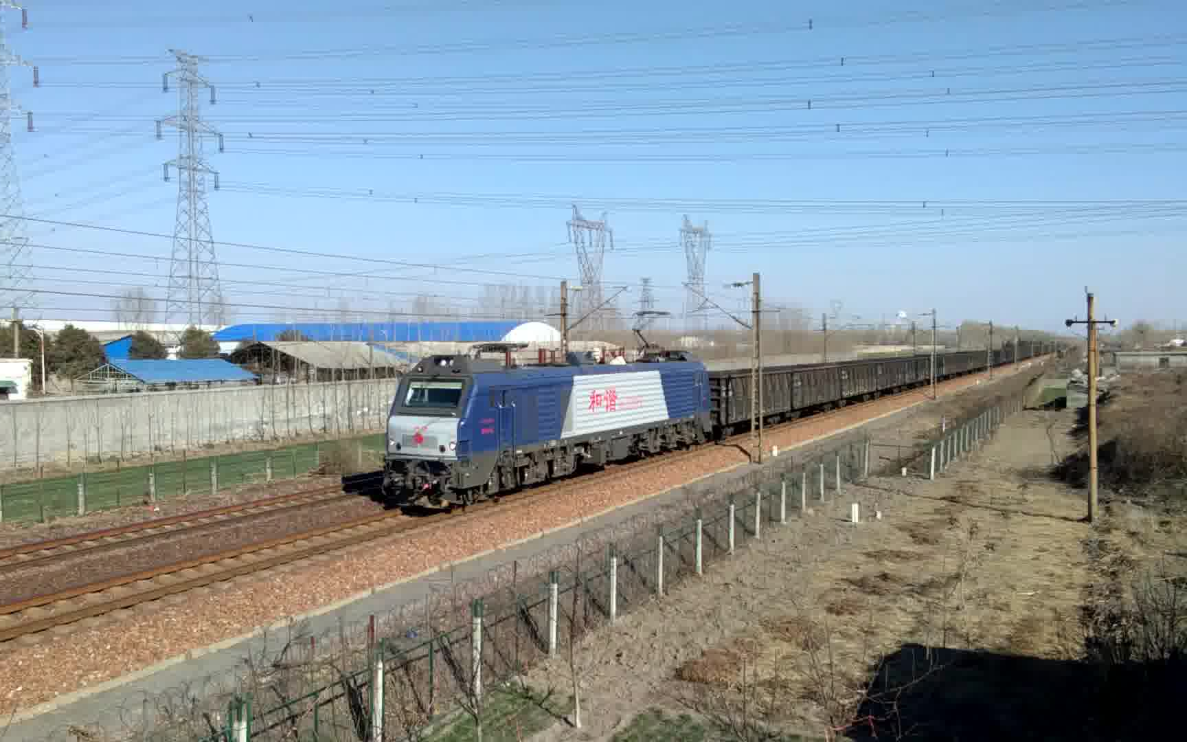 火车新月线hxd2c牵引货车通过前往焦作.速度70~80