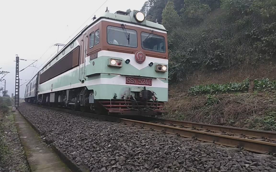 (成昆铁路)韶山3型电力机车(5240)牵引5620次上行方向通过沙湾大桥