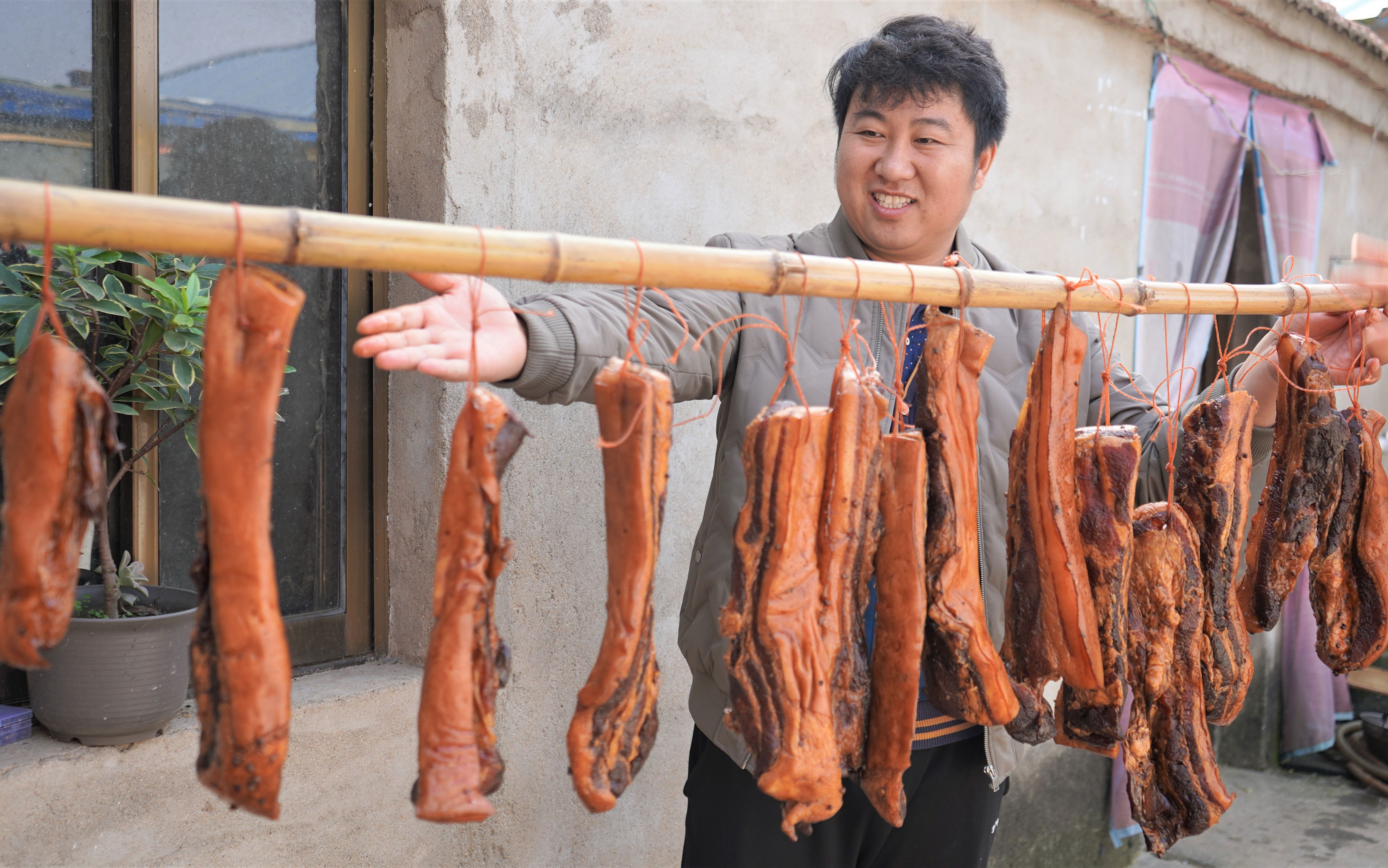 苏北农村土方法做酱腊肉,色泽红亮有食欲,做二十斤吃一年不坏哔哩哔哩bilibili