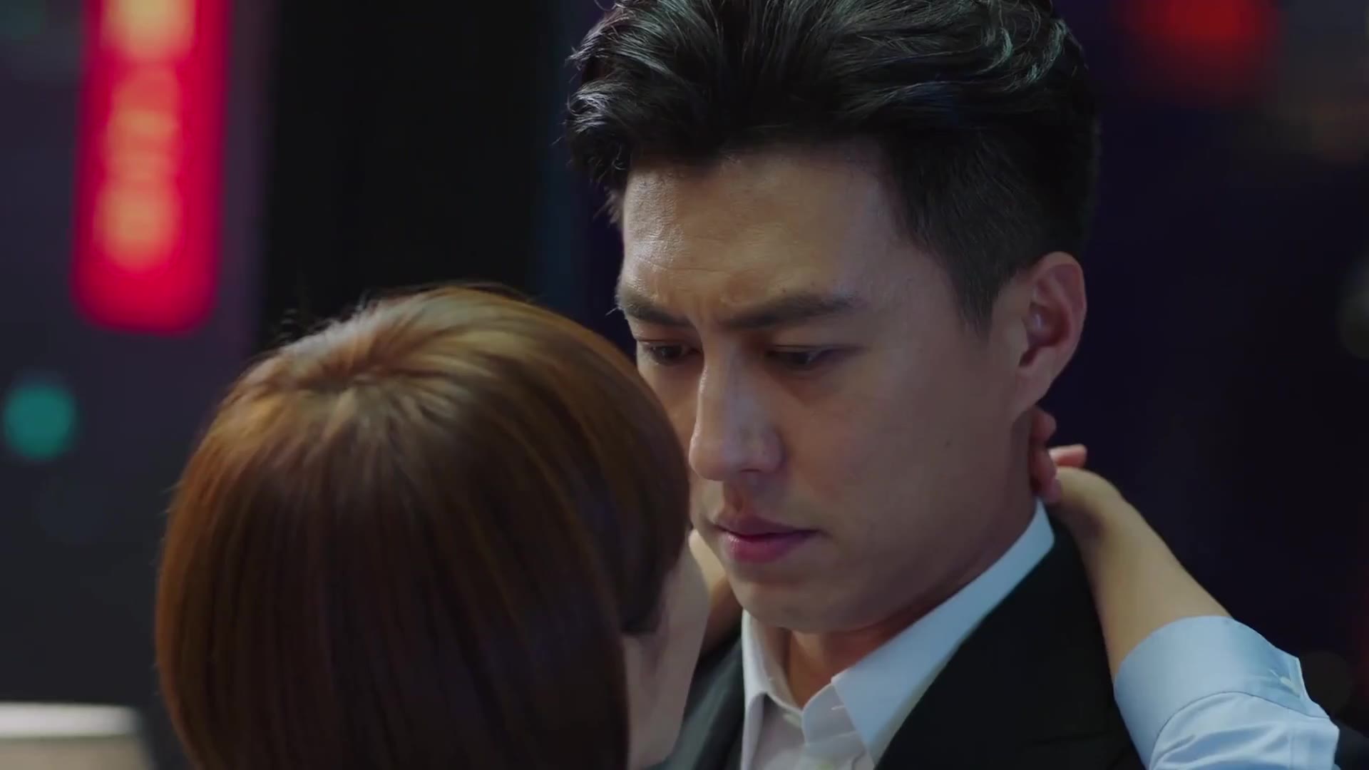 靳东被女友扑倒深吻,说好了星期五,又甜又欲_哔哩哔哩 (゜-゜)つロ