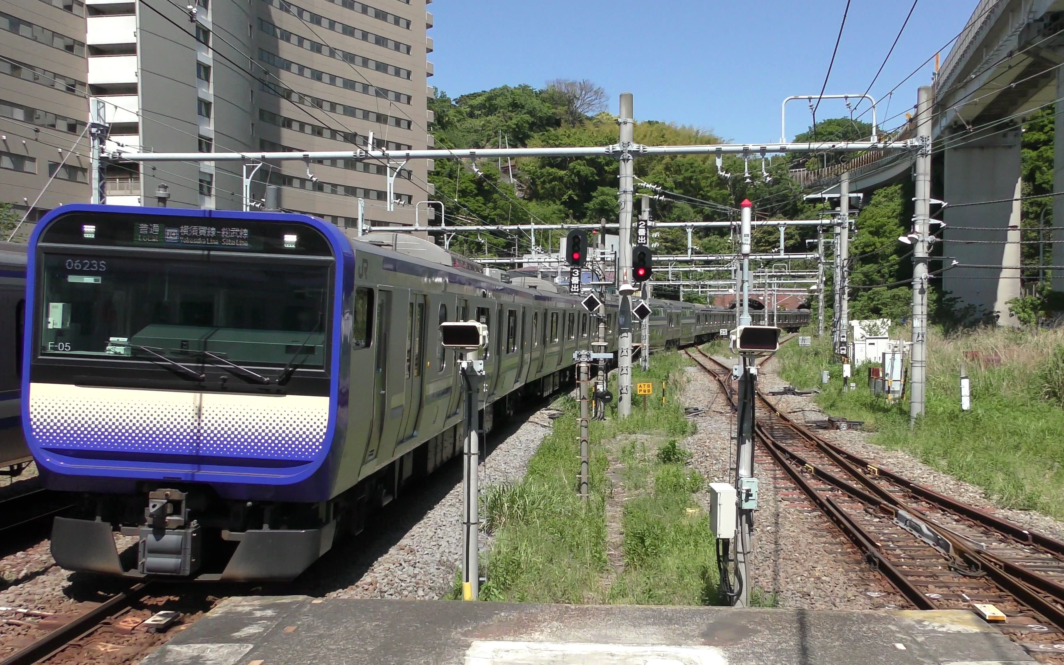 【レトロな駅に最新型車両】横須賀線99総武快速線e235系1000番台f