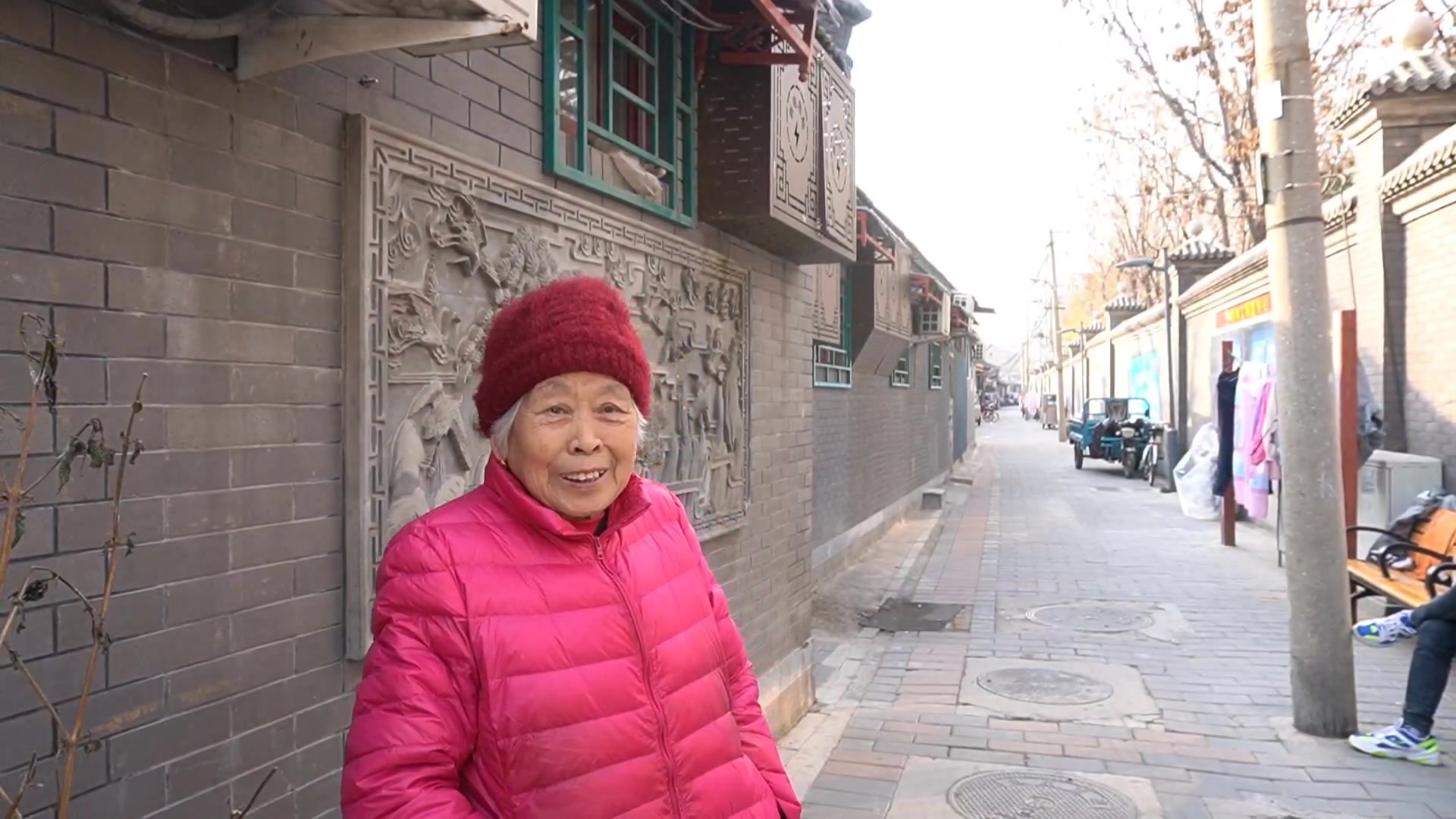 北京83岁胡同大妈,不到30参加工作45岁退休,很知足退休金花不完