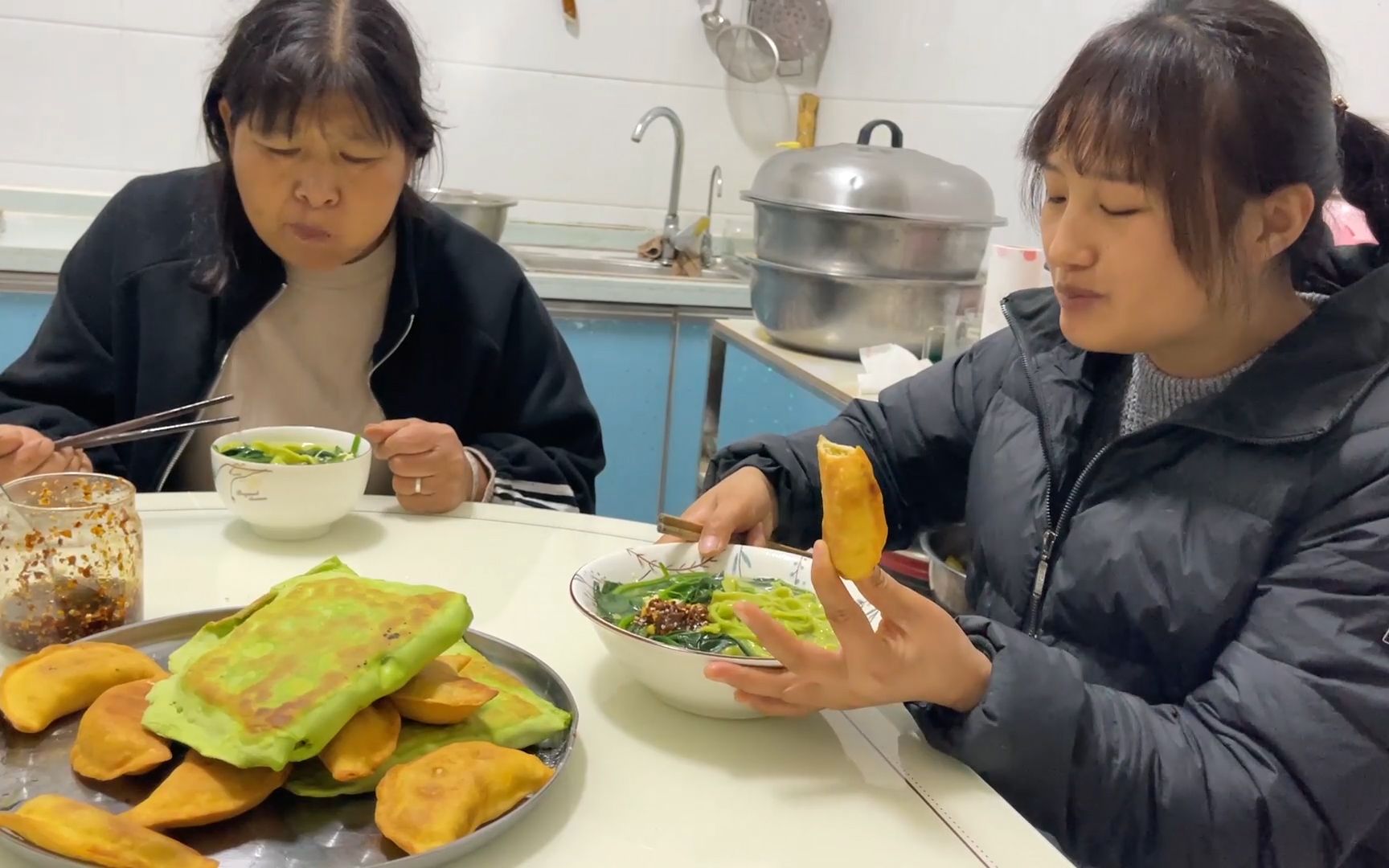 [图]地里薅一把菠菜，媳妇回家煮一锅蔬菜面条，配上菜角子吃美了