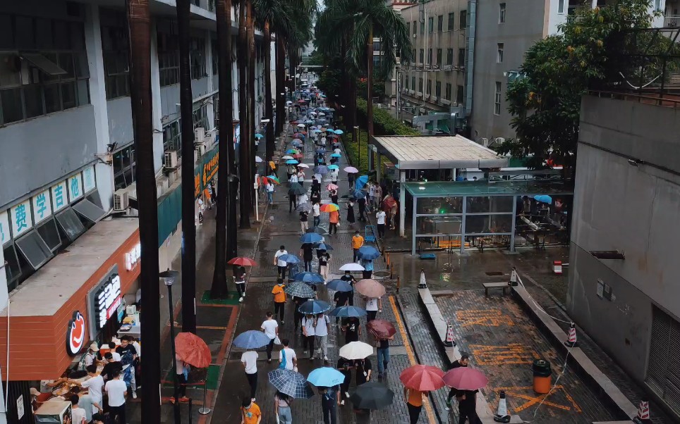 雨中的深圳观澜富士康为了生活撑伞在雨中匆忙赶路的人