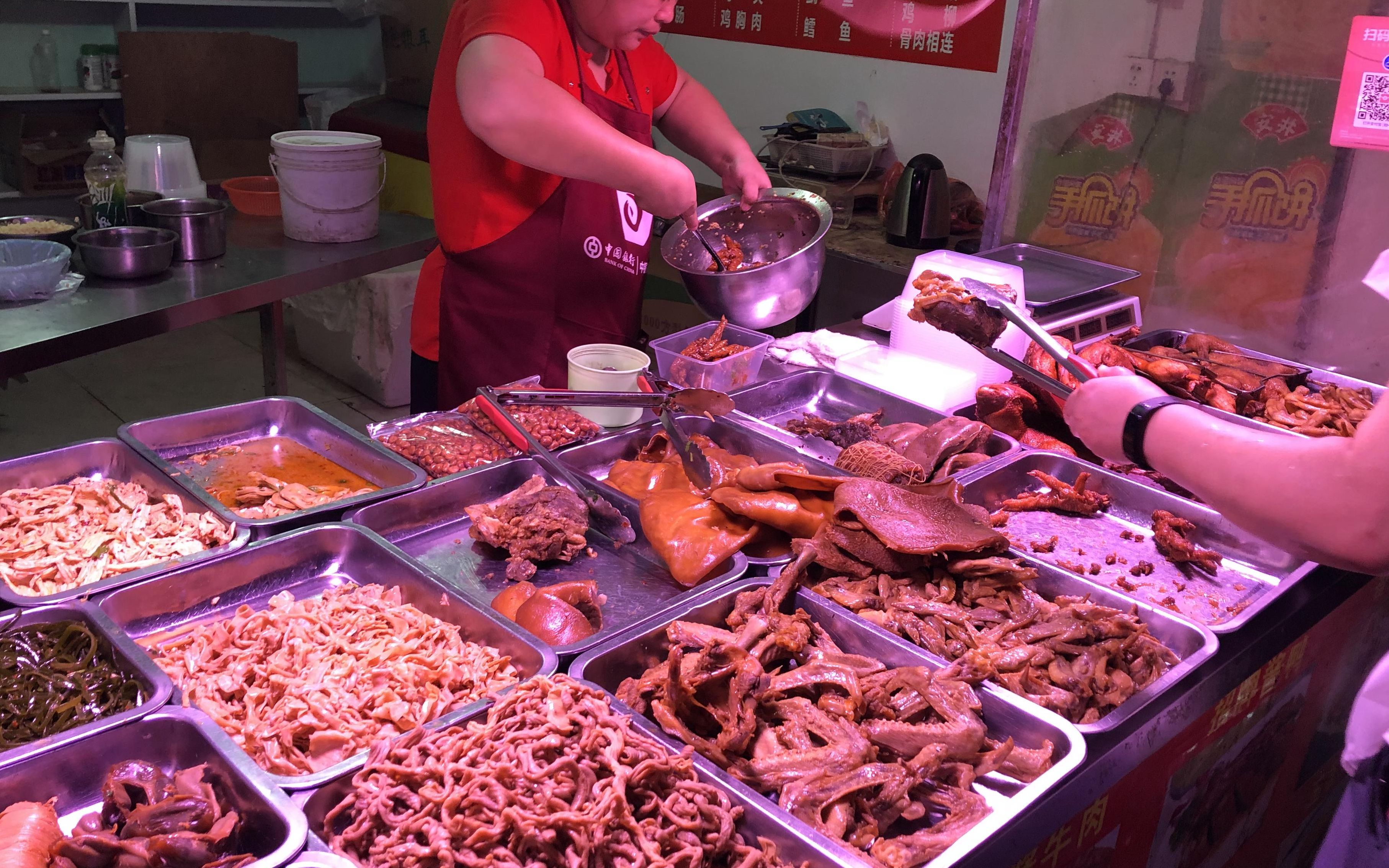 街边一家小卤菜店,随便买点一称17元,老板轻松月入两万